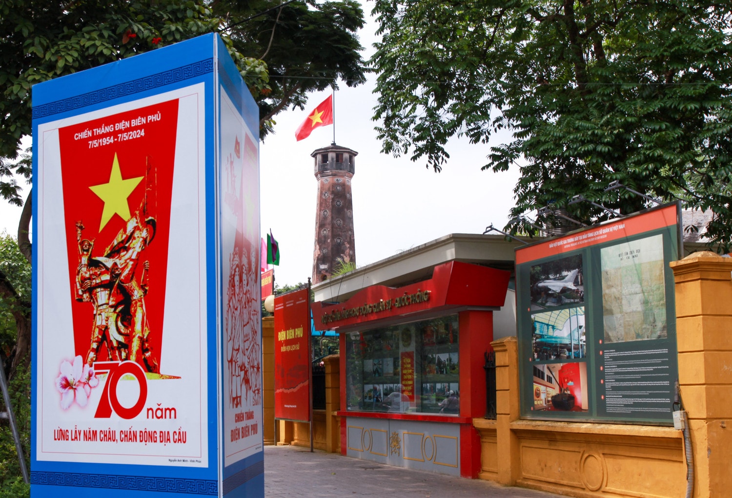 Hà Nội rực rỡ cờ hoa chào mừng kỷ niệm 70 năm chiến thắng Điện Biên Phủ -0
