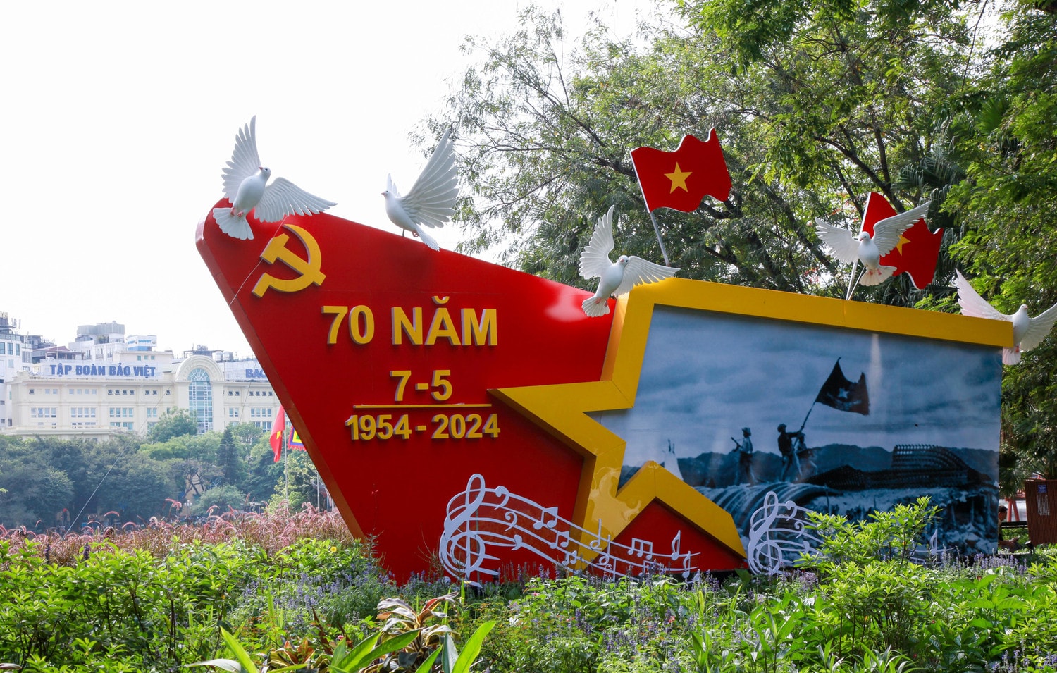 Hà Nội rực rỡ cờ hoa chào mừng kỷ niệm 70 năm chiến thắng Điện Biên Phủ -4
