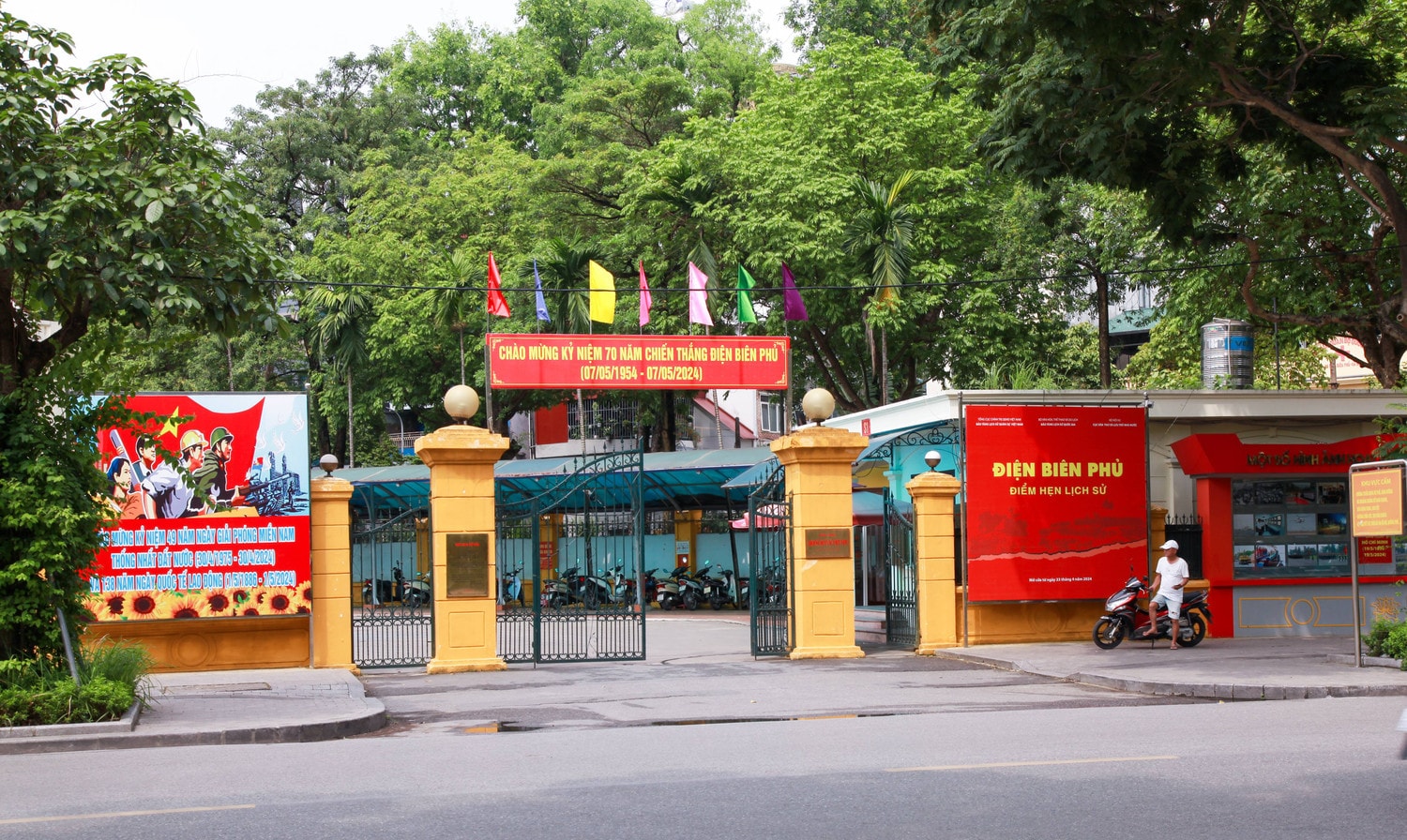 Hà Nội rực rỡ cờ hoa chào mừng kỷ niệm 70 năm chiến thắng Điện Biên Phủ -3