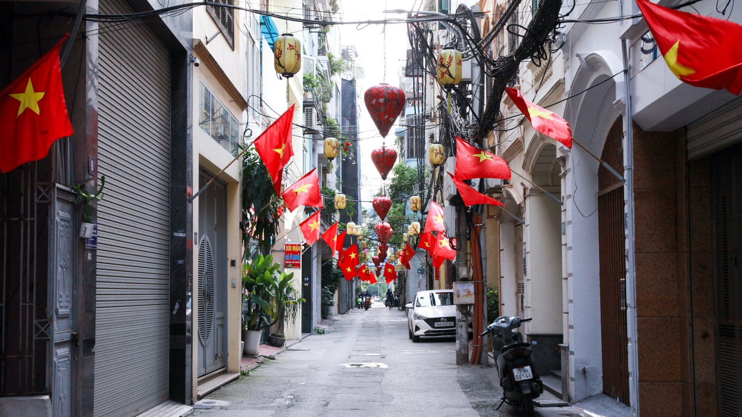 Hà Nội rực rỡ cờ hoa chào mừng kỷ niệm 70 năm chiến thắng Điện Biên Phủ -0