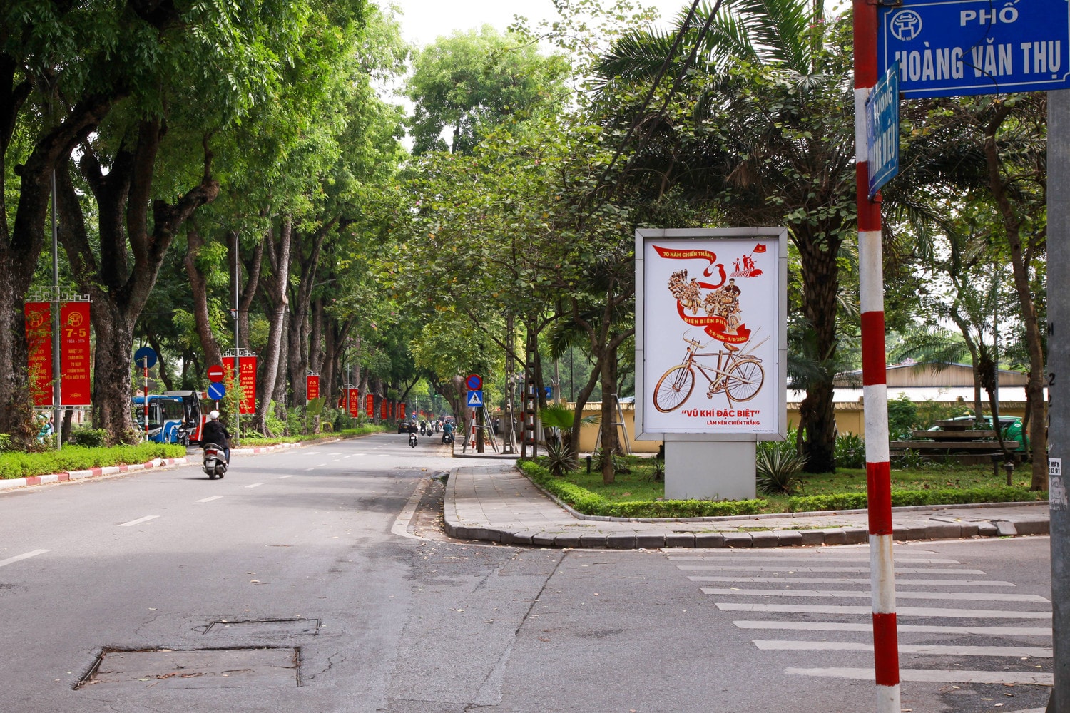 Hà Nội rực rỡ cờ hoa chào mừng kỷ niệm 70 năm chiến thắng Điện Biên Phủ -1