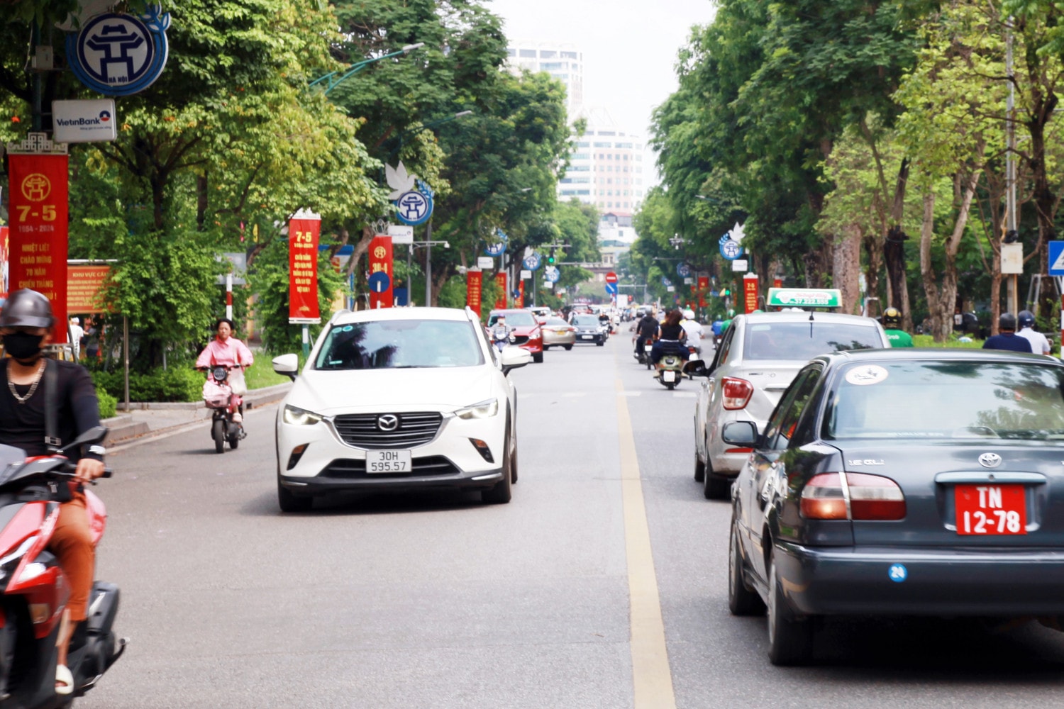 Tuyến phố Điện Biên Phủ (phường Điện Biên, quận Ba Đình) - địa danh được TP. Hà Nội chính thức đổi tên vào dịp kỷ niệm 10 năm Chiến thắng Điện Biên Phủ cho tới nay Hà Nội rực rỡ cờ hoa chào mừng kỷ niệm 70 năm chiến thắng Điện Biên Phủ -2