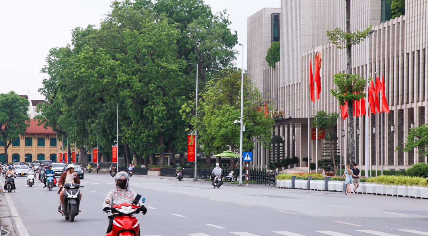 Hà Nội rực rỡ cờ hoa chào mừng kỷ niệm 70 năm chiến thắng Điện Biên Phủ -2