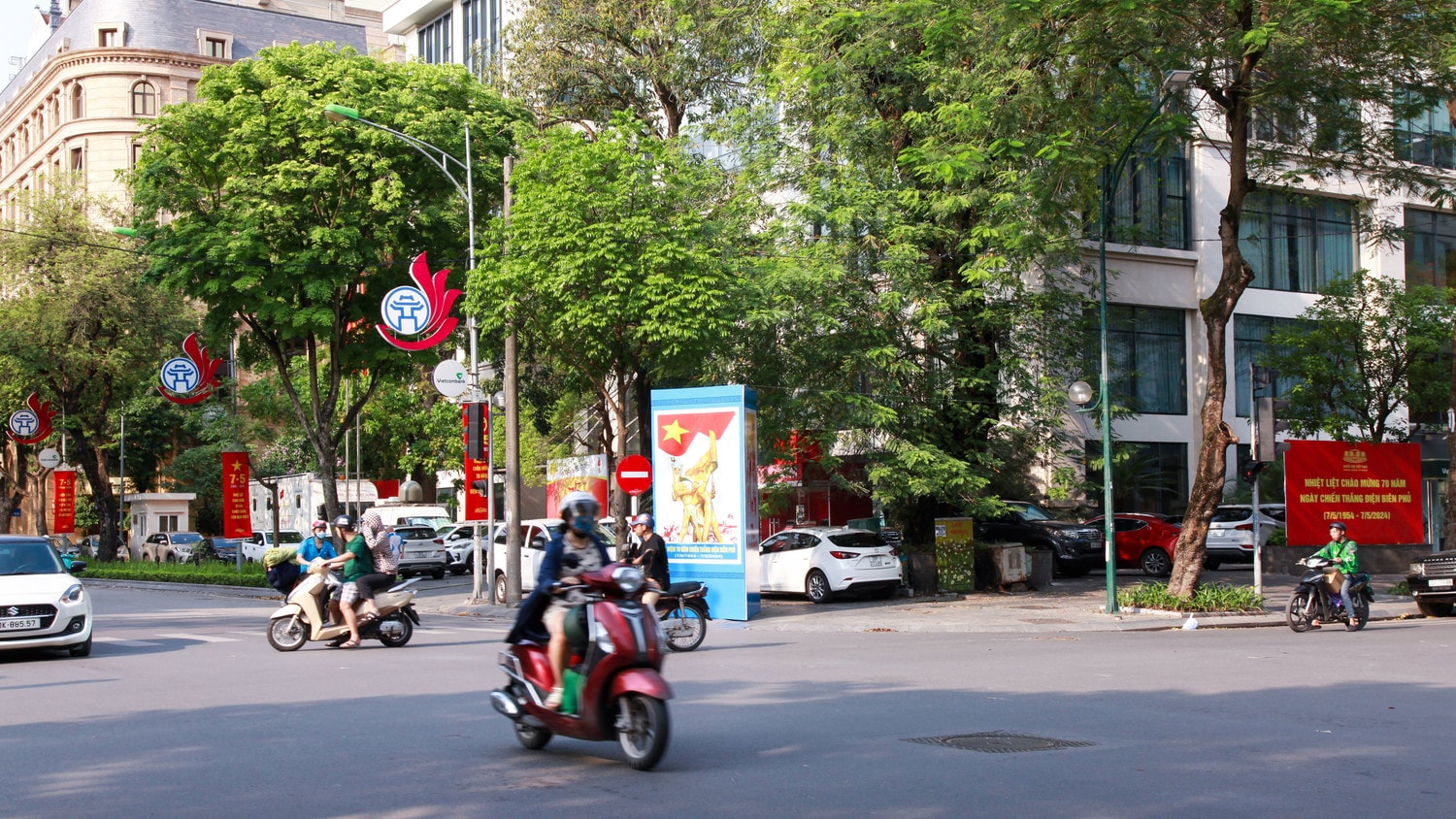 Hà Nội rực rỡ cờ hoa chào mừng kỷ niệm 70 năm chiến thắng Điện Biên Phủ -0