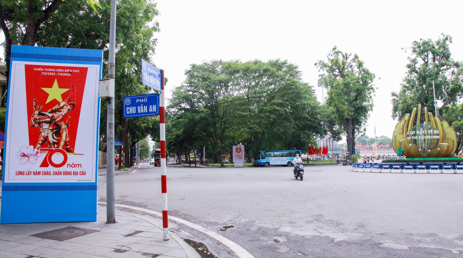 Hà Nội rực rỡ cờ hoa chào mừng kỷ niệm 70 năm chiến thắng Điện Biên Phủ -0