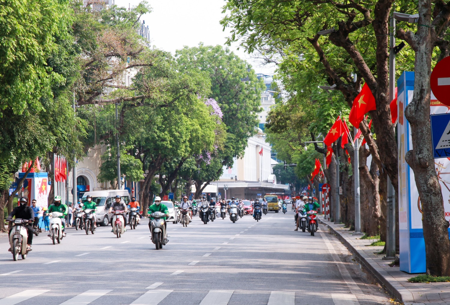 Hà Nội rực rỡ cờ hoa chào mừng kỷ niệm 70 năm chiến thắng Điện Biên Phủ -3