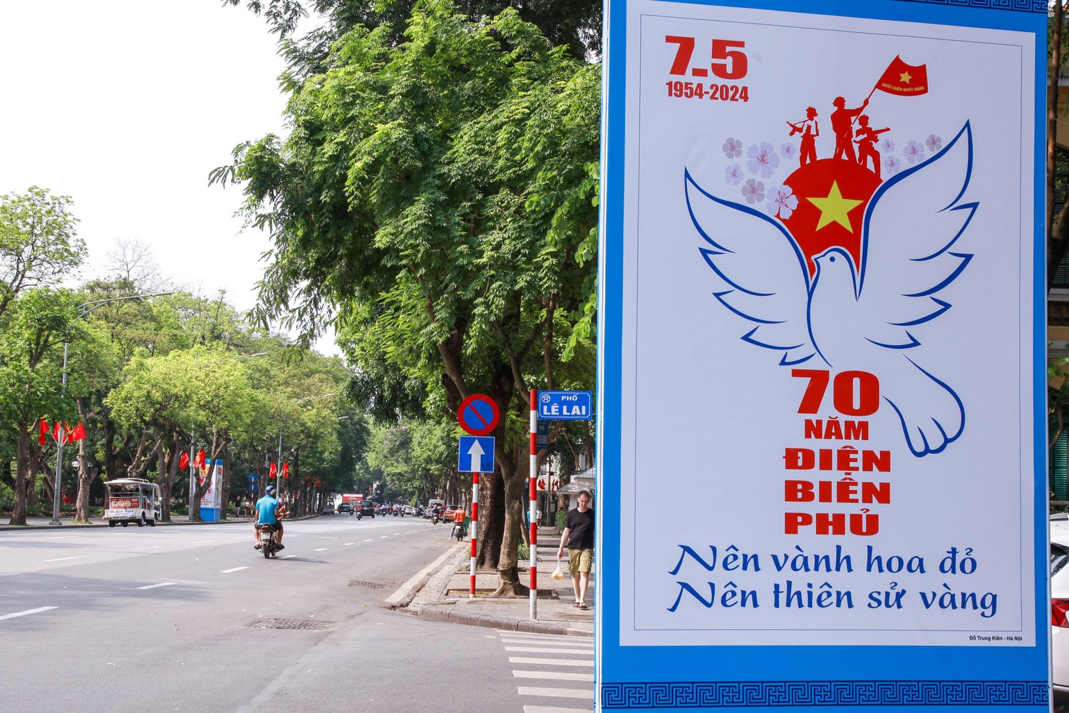 Hà Nội rực rỡ cờ hoa chào mừng kỷ niệm 70 năm chiến thắng Điện Biên Phủ -1