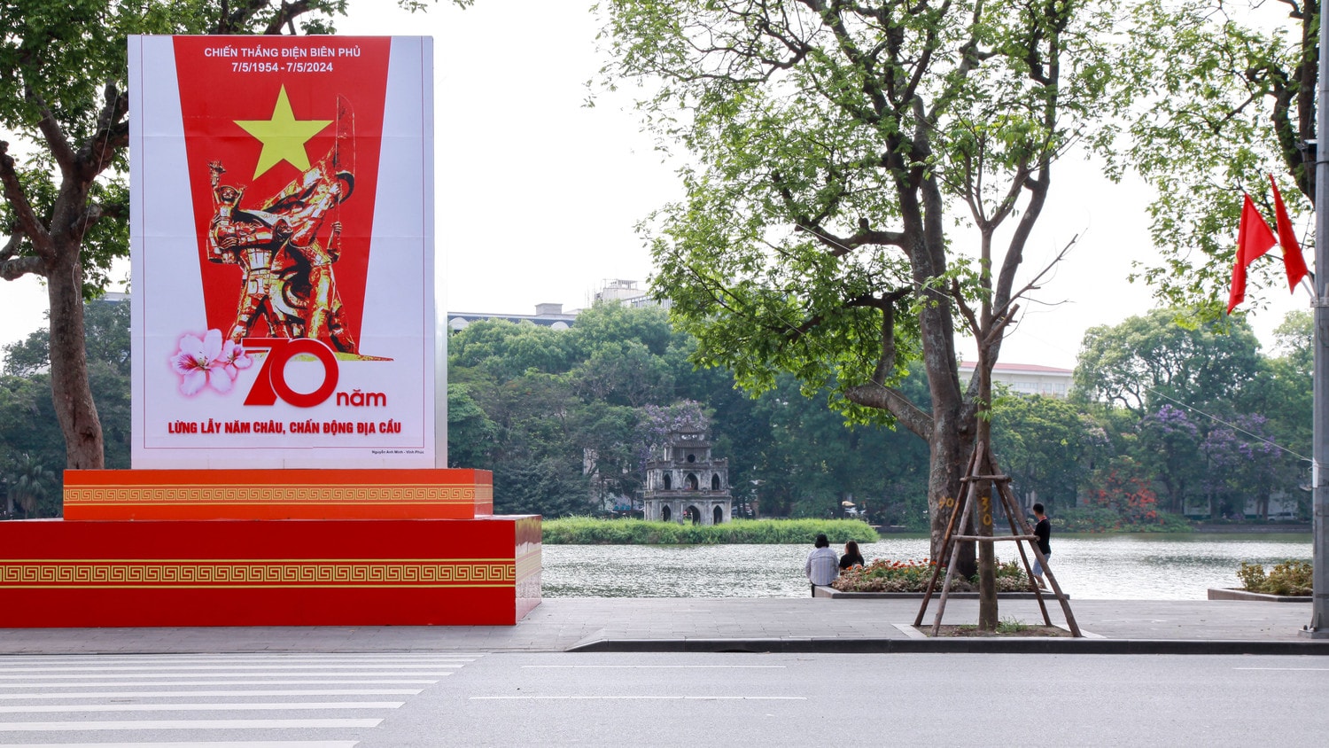Hà Nội rực rỡ cờ hoa chào mừng kỷ niệm 70 năm chiến thắng Điện Biên Phủ -0