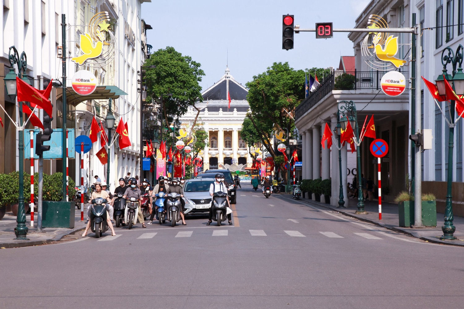 Hà Nội rực rỡ cờ hoa chào mừng kỷ niệm 70 năm chiến thắng Điện Biên Phủ -0