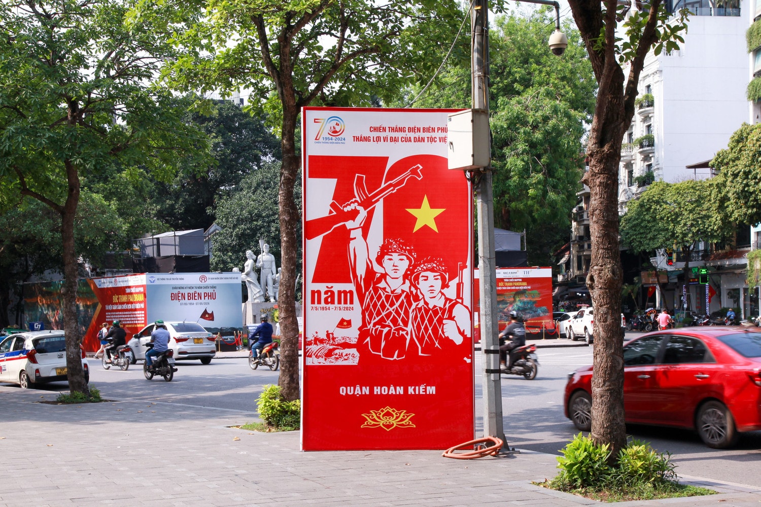 Hà Nội rực rỡ cờ hoa chào mừng kỷ niệm 70 năm chiến thắng Điện Biên Phủ -5