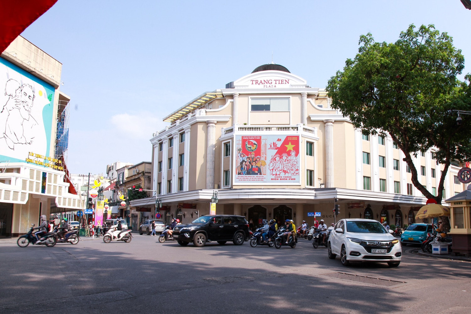 Hà Nội rực rỡ cờ hoa chào mừng kỷ niệm 70 năm chiến thắng Điện Biên Phủ -9