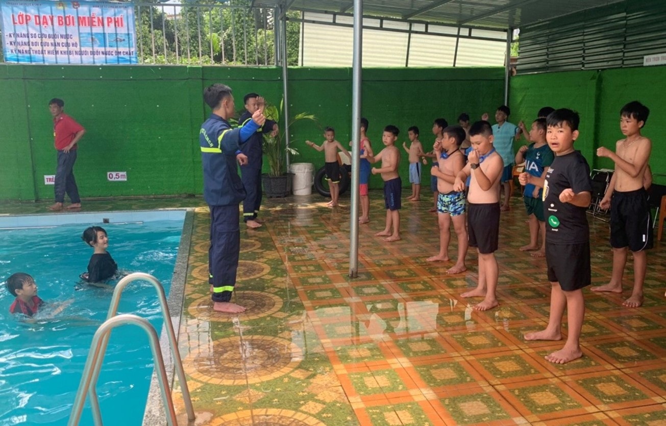 Công an Đắk Nông mở các lớp dạy bơi miễn phí cho các em học sinh dịp nghỉ hè