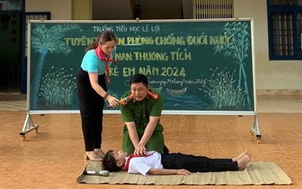 Công an Đắk Nông phối hợp với các nhà trường tuyên tuyền và hướng dẫn kỹ năng phòng, chống đuối nước cho các em học sinh