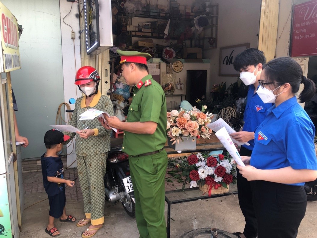 Lực lượng Công an tích cực tăng cường phát tờ rơi tuyên truyền về công tác phòng chống đuối nước