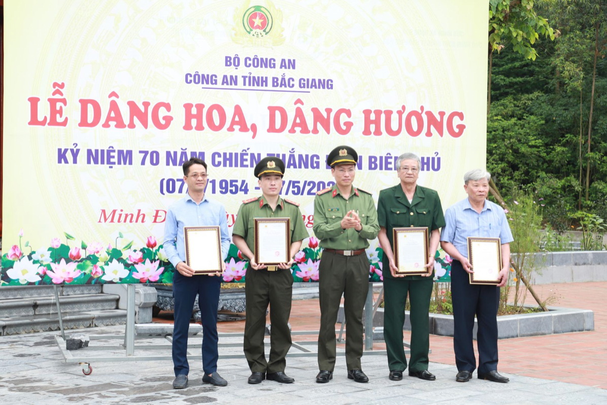 Vinh danh những cá nhân tiêu biểu trong công tác sưu tầm, cung cấp tư liệu lịch sử, tuyên truyền về Anh hùng, Liệt sĩ CAND Cao Kỳ Vân -0