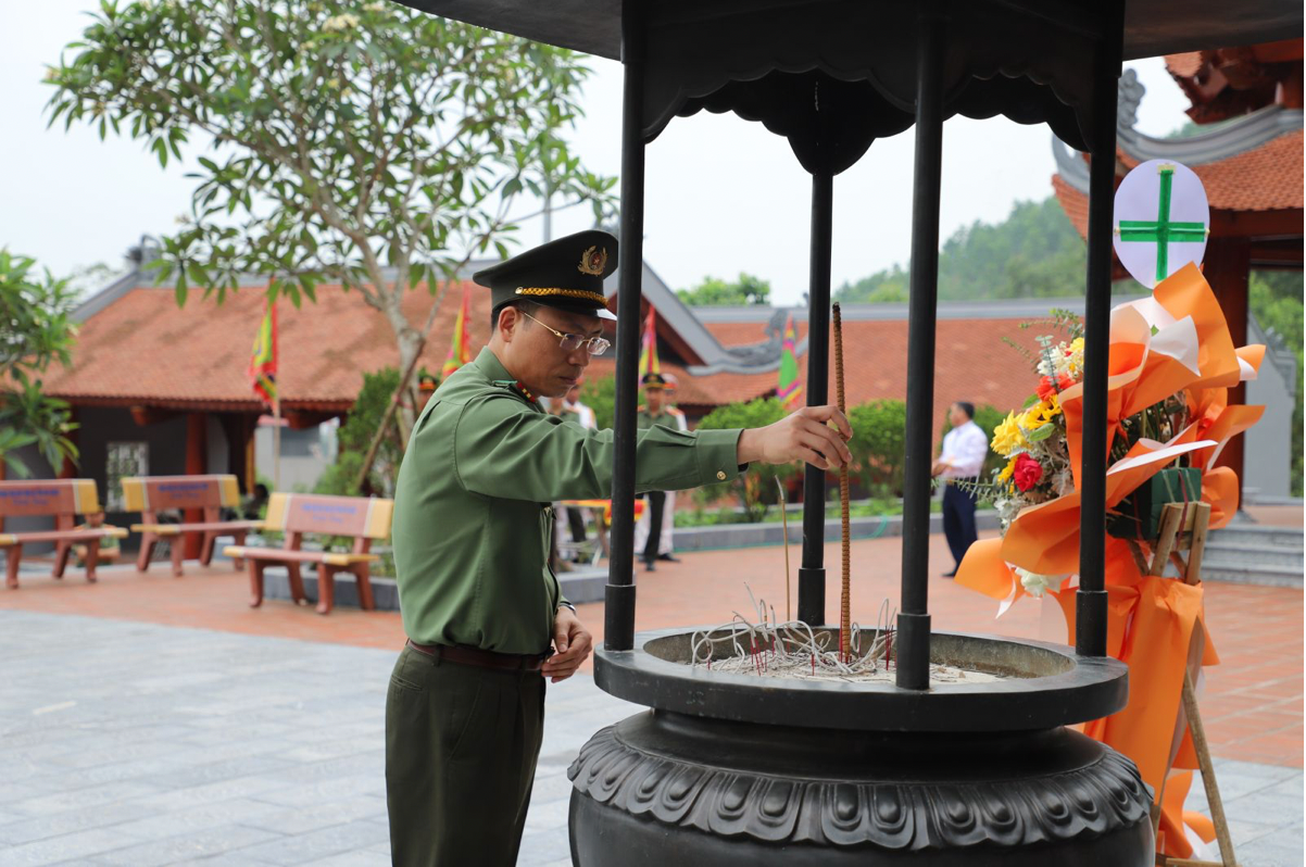 Vinh danh những cá nhân tiêu biểu trong công tác sưu tầm, cung cấp tư liệu lịch sử, tuyên truyền về Anh hùng, Liệt sĩ CAND Cao Kỳ Vân -0