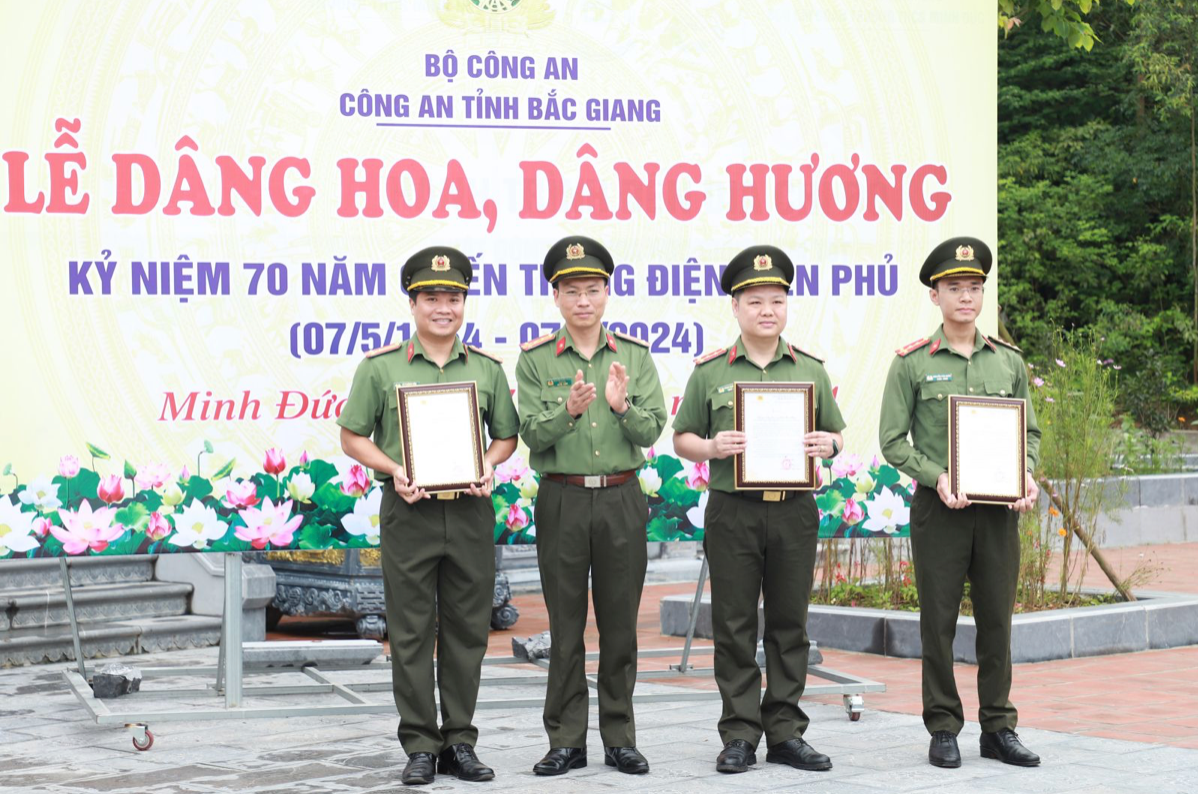 Vinh danh những cá nhân tiêu biểu trong công tác sưu tầm, cung cấp tư liệu lịch sử, tuyên truyền về Anh hùng, Liệt sĩ CAND Cao Kỳ Vân -0