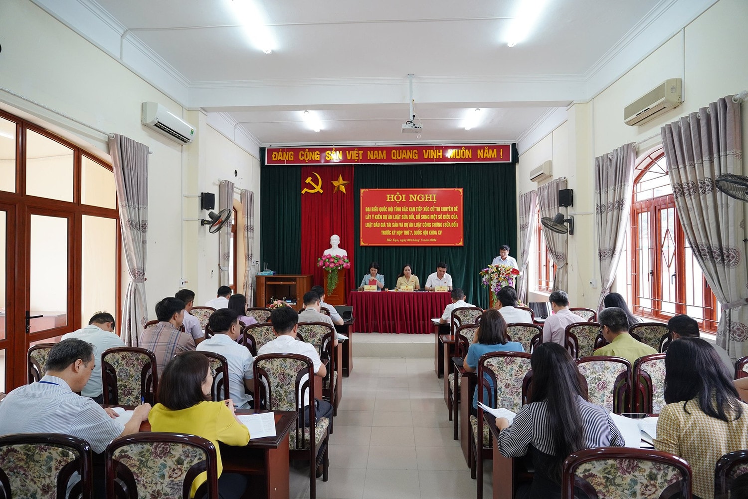  Tiếp xúc cử tri chuyên đề lấy ý kiến một số dự án luật -0