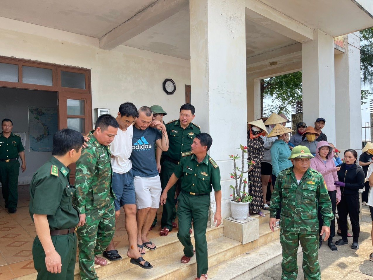 Giây phút sinh tử của ngư dân khi bị lốc đánh chìm tàu, 24h lênh đênh trên biển -0