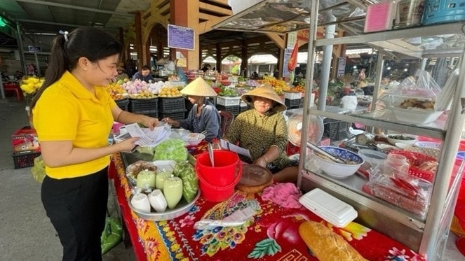 BHXH tỉnh Tiền Giang đẩy mạnh tuyên truyền dưới nhiều hình thức . Ảnh: BH