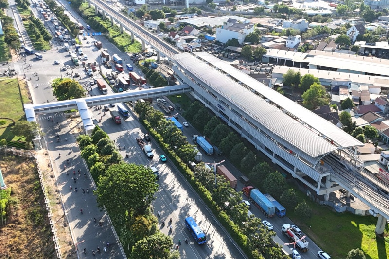 Cầu bộ hành kết nối nhà ga tuyến Metro số 1