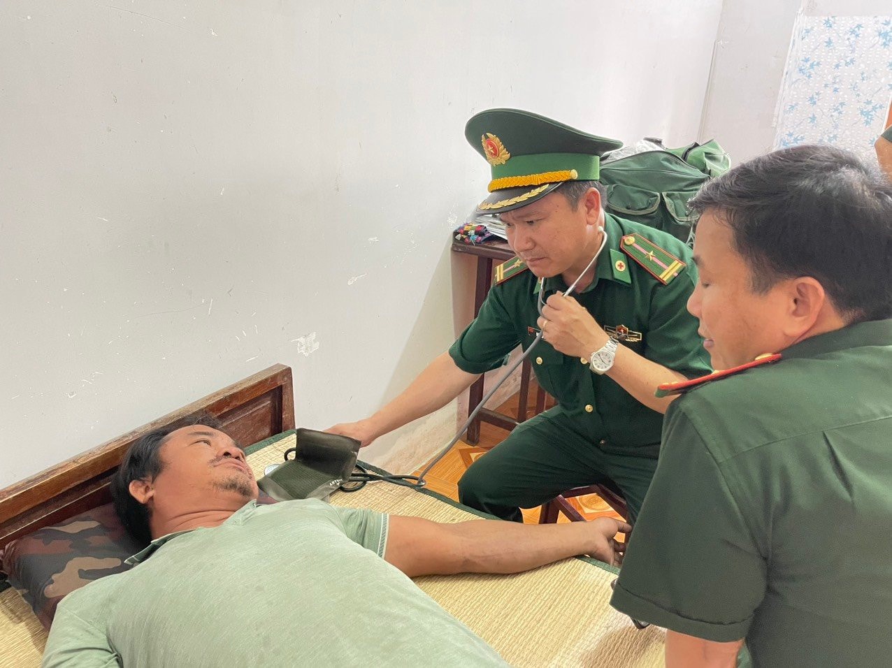Giây phút sinh tử của ngư dân khi bị lốc đánh chìm tàu, 24h lênh đênh trên biển -0