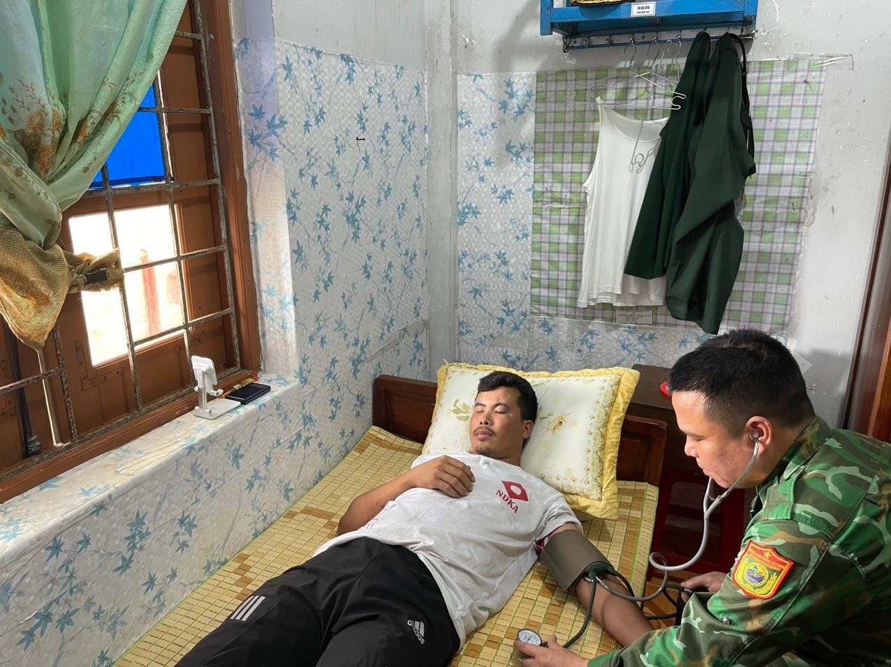 Giây phút sinh tử của ngư dân khi bị lốc đánh chìm tàu, 24h lênh đênh trên biển -0