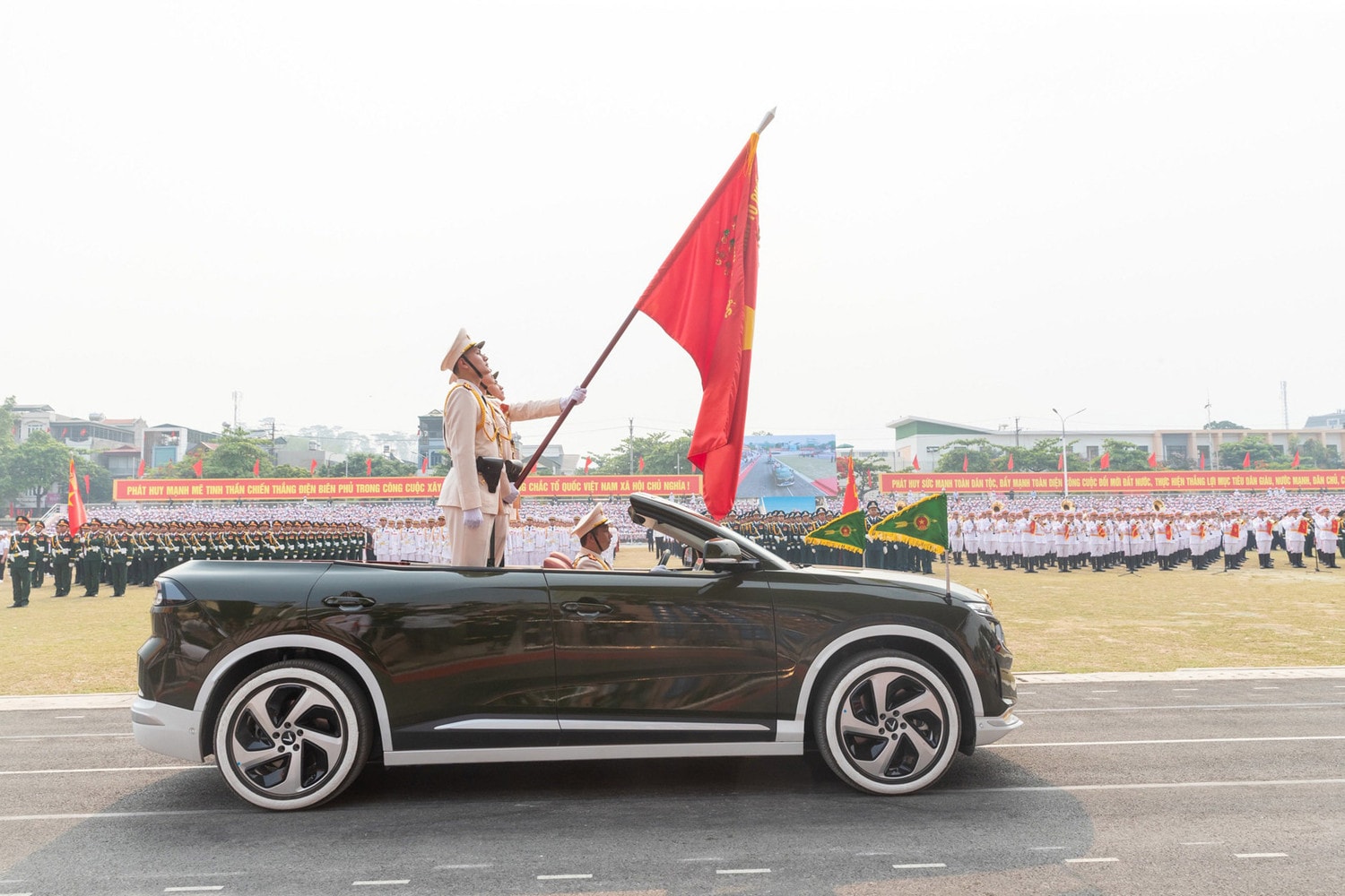 VinFast thần tốc làm VF 8 mui trần tham gia Lễ diễu binh kỷ niệm 70 năm Chiến thắng Điện Biên Phủ như thế nào? -0