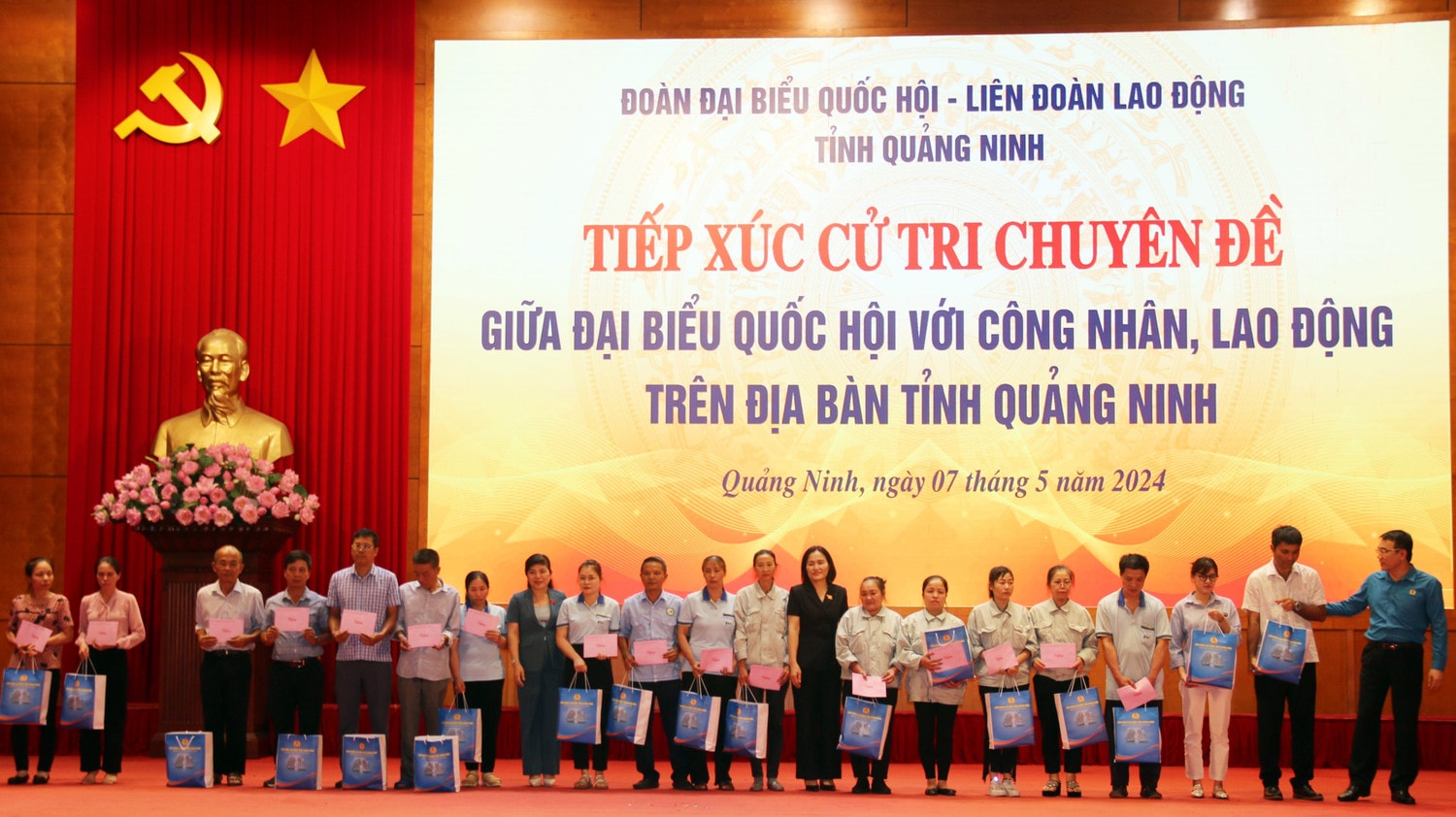 Đoàn ĐBQH tỉnh và LĐLĐ tỉnh Quảng Ninh trao quà cho các công nhân, lao động có hoàn cảnh khó khăn Quảng Ninh: Kiến nghị tăng quyền chủ động của tổ chức công đoàn trong bố trí đội ngũ cán bộ công đoàn - 0