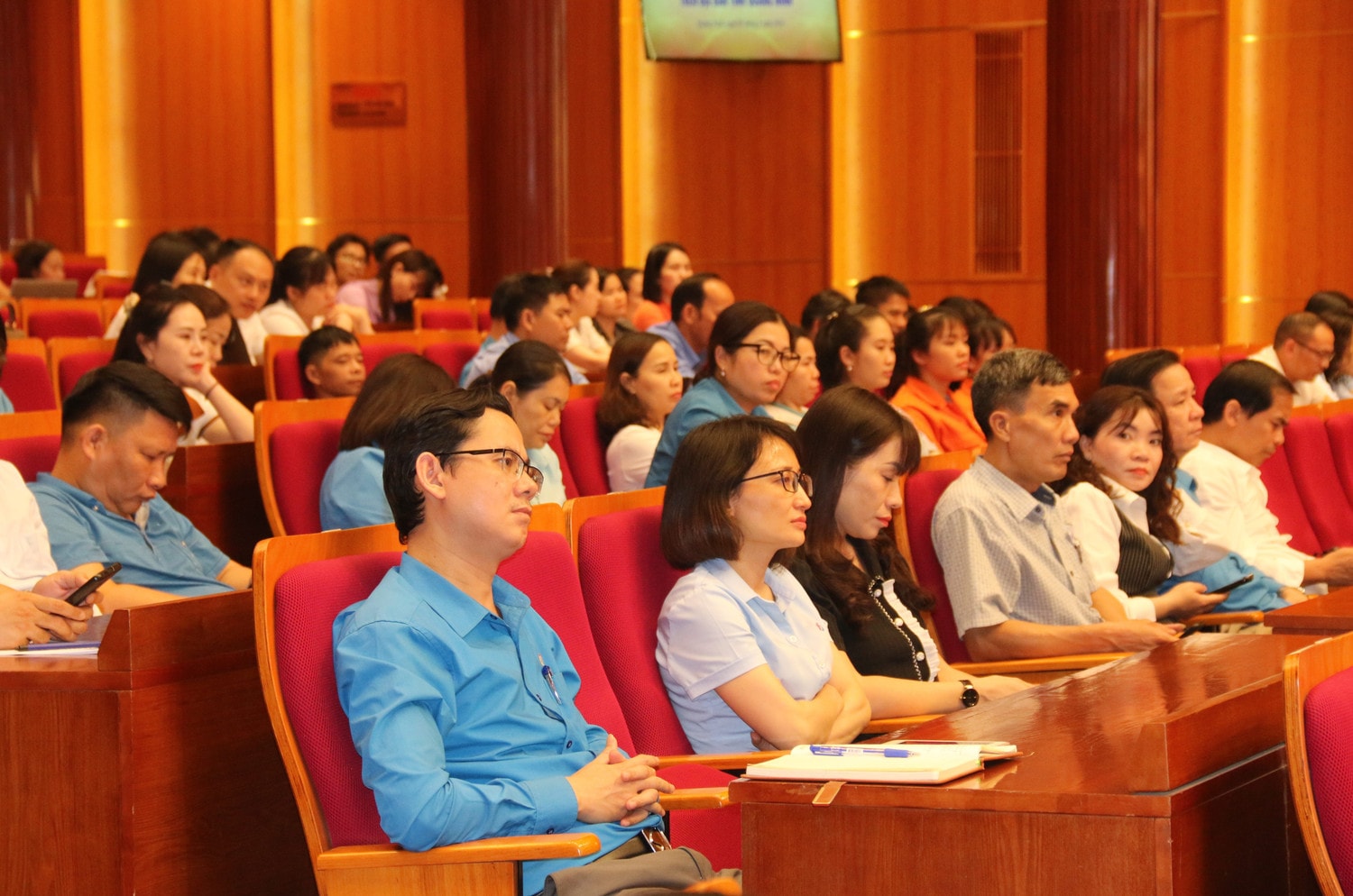 Hội nghị thu hút sự tham dự của 300 cử tri là cán bộ công đoàn các cấp, công nhân, lao động trên địa bàn img_9387.jpg - 0