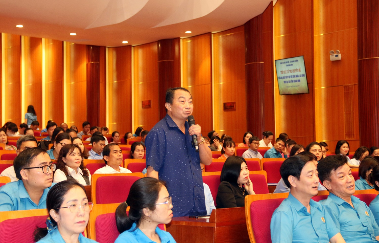 Cử tri Nguyễn Văn Bắc (công nhân Công ty TNHH Đông Đức, TP. Uông Bí) gửi kiến nghị đến Đoàn ĐBQH tỉnh img_9407.jpg - 0