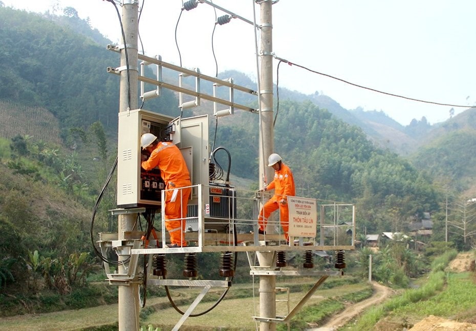 Đóng điện tại trạm biến áp thôn Tấu Lìn, xã Hùng Lợi, huyện Yên Sơn phục vụ nhân dân Ảnh: EVN
