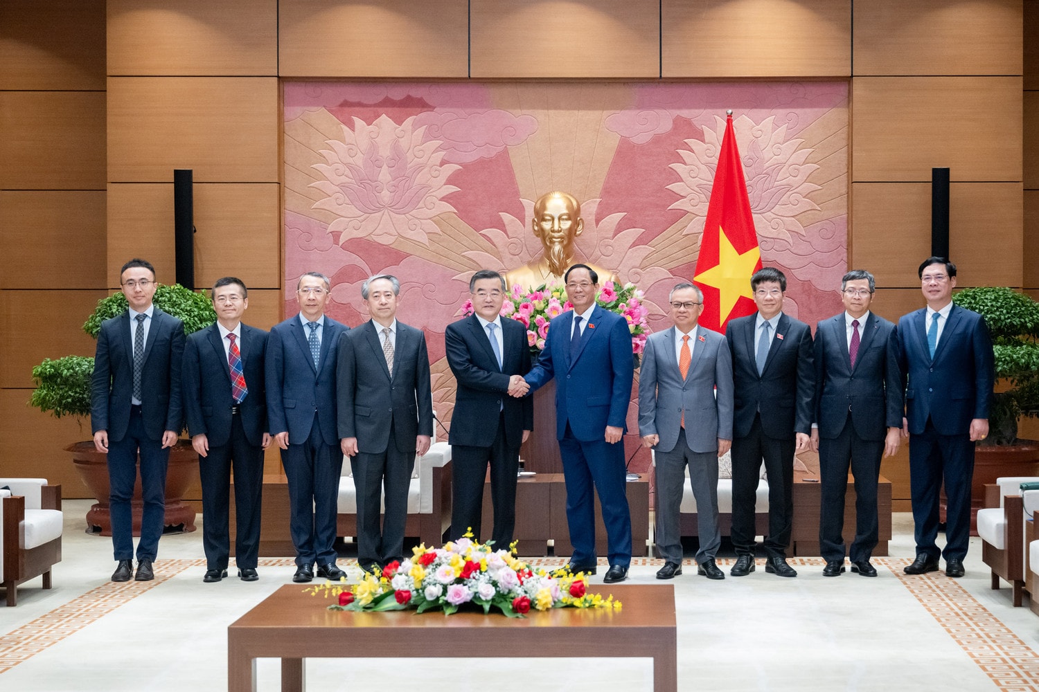 Các đại biểu chụp ảnh lưu niệm