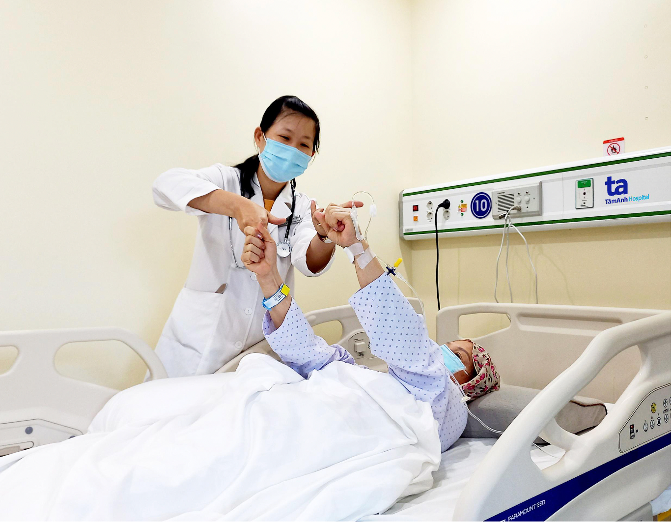 Thoát chết nhờ bác sĩ cấp cứu đột quỵ tận nhà -0