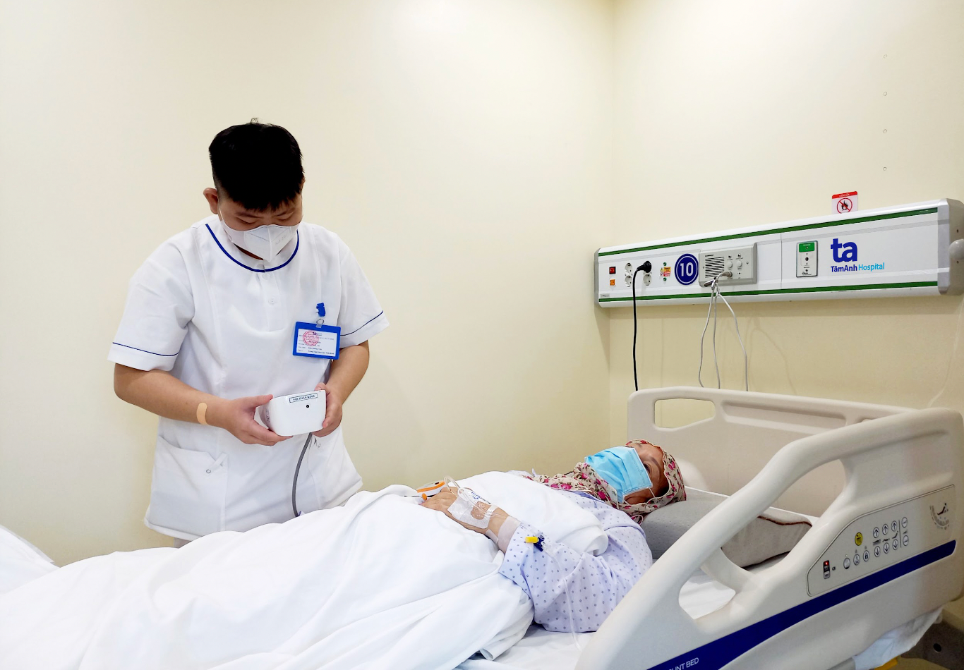 Thoát chết nhờ bác sĩ cấp cứu đột quỵ tận nhà -0