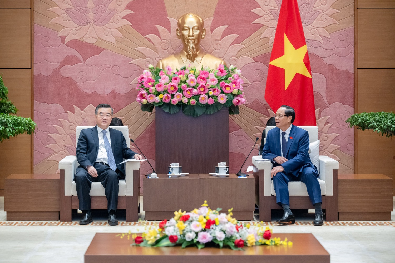 Phó Chủ tịch Quốc hội Trần Quang Phương tiếp Phó Ủy viên trưởng Ủy ban Thường vụ Đại hội Đại biểu Nhân dân toàn quốc Trung Quốc
