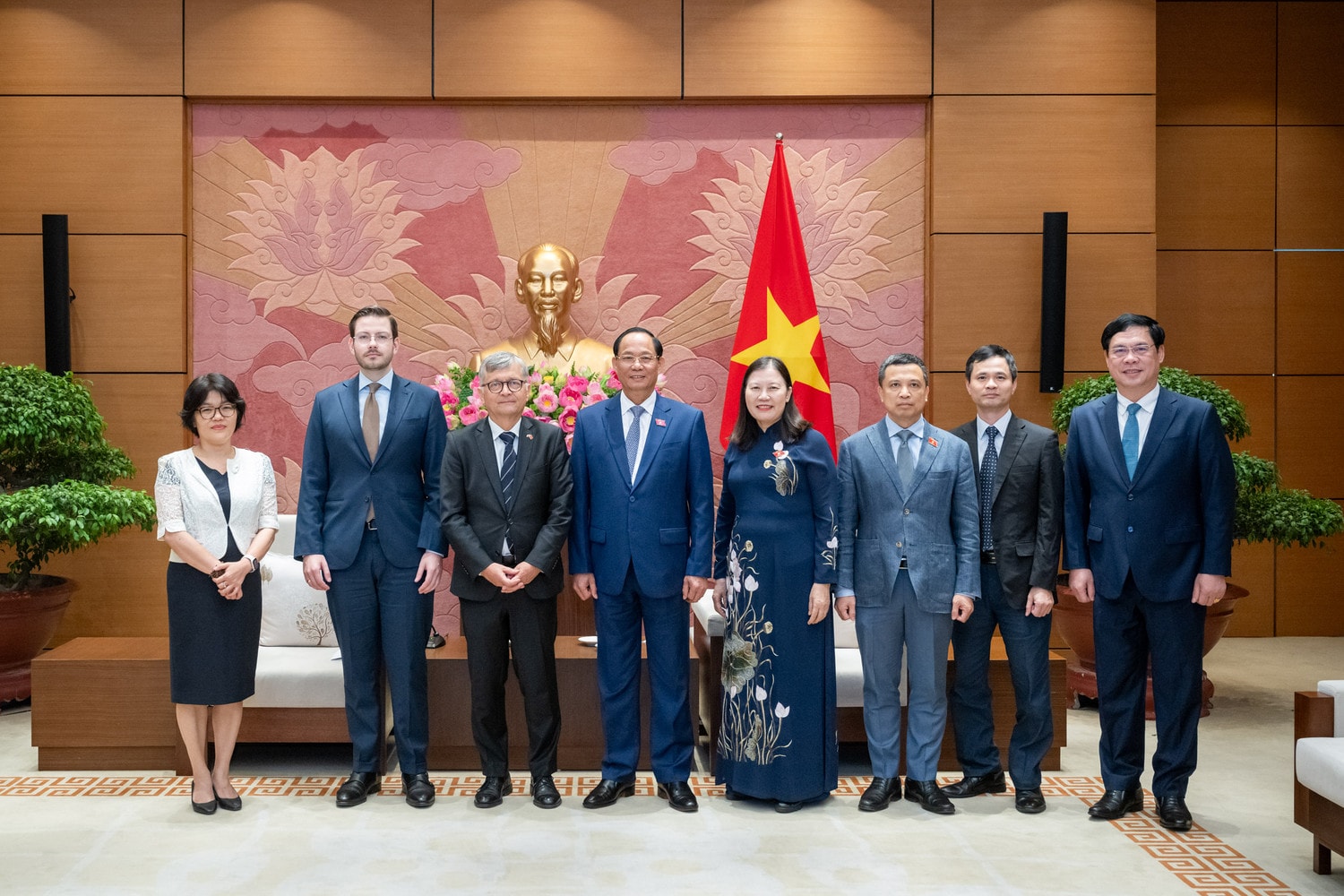 Các đại biểu chụp ảnh lưu niệm