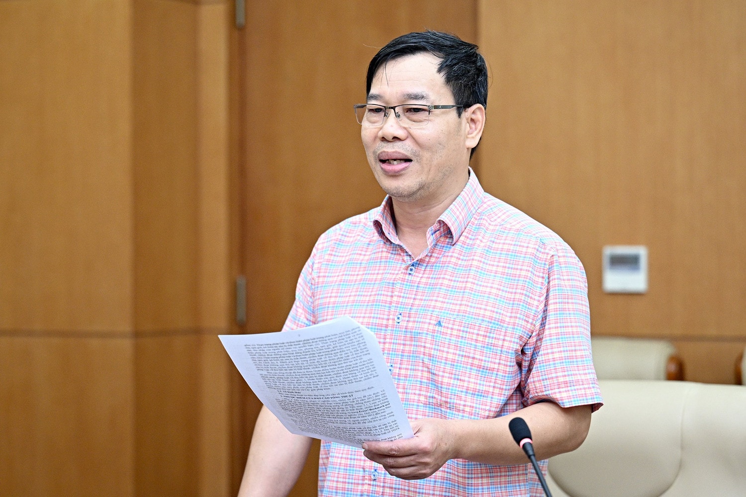 Phó Chủ nhiệm Ủy ban Tư pháp Đỗ Đức Hồng Hà góp ý với dự thảo Báo cáo tổng hợp kết quả nghiên cứu Đề tài 