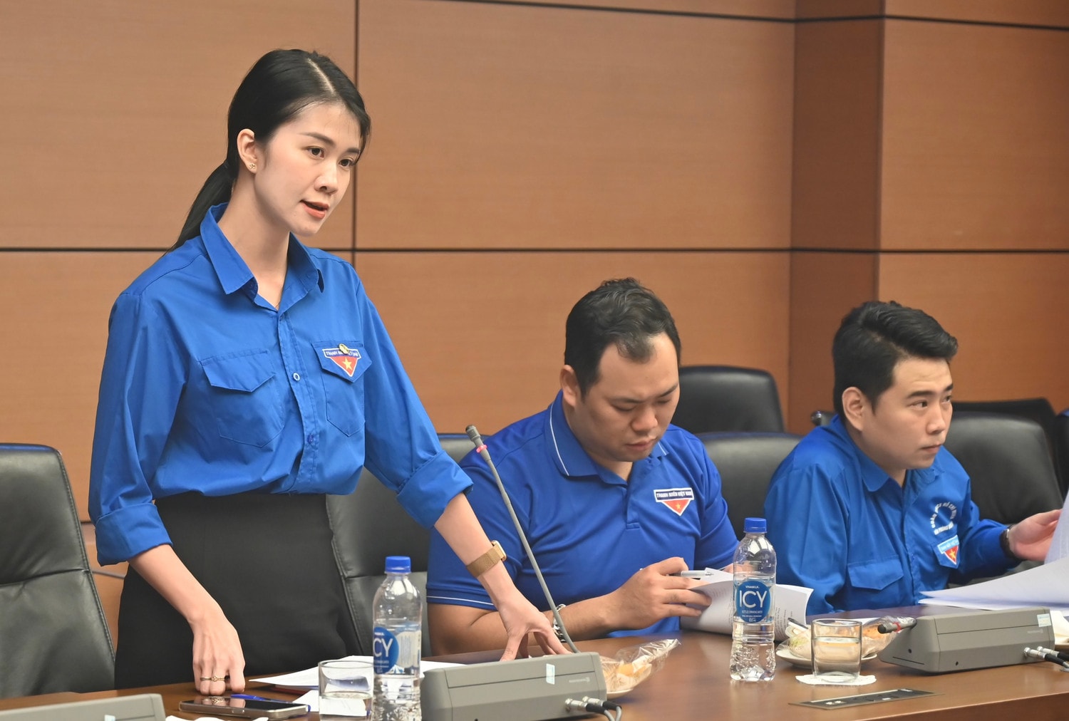 Bí thư Đoàn Thanh niên Văn phòng Quốc hội Nguyễn Thị Kim Anh báo cáo về kết quả đạt được trong thực hiện nhiệm vụ. Ảnh: Linh Chi