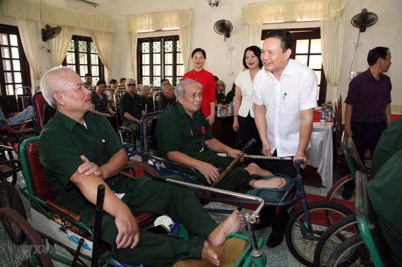 tro-cap-nguoi-co-cong.jpg -0