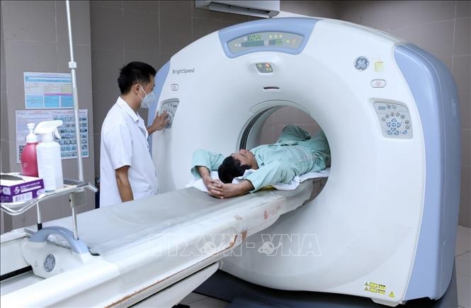 Chụp cắt lớp vi tính phục vụ chẩn đoán và điều trị cho bệnh nhân tại Bệnh viện Đa khoa Lạng Sơn. Ảnh: TTXVN