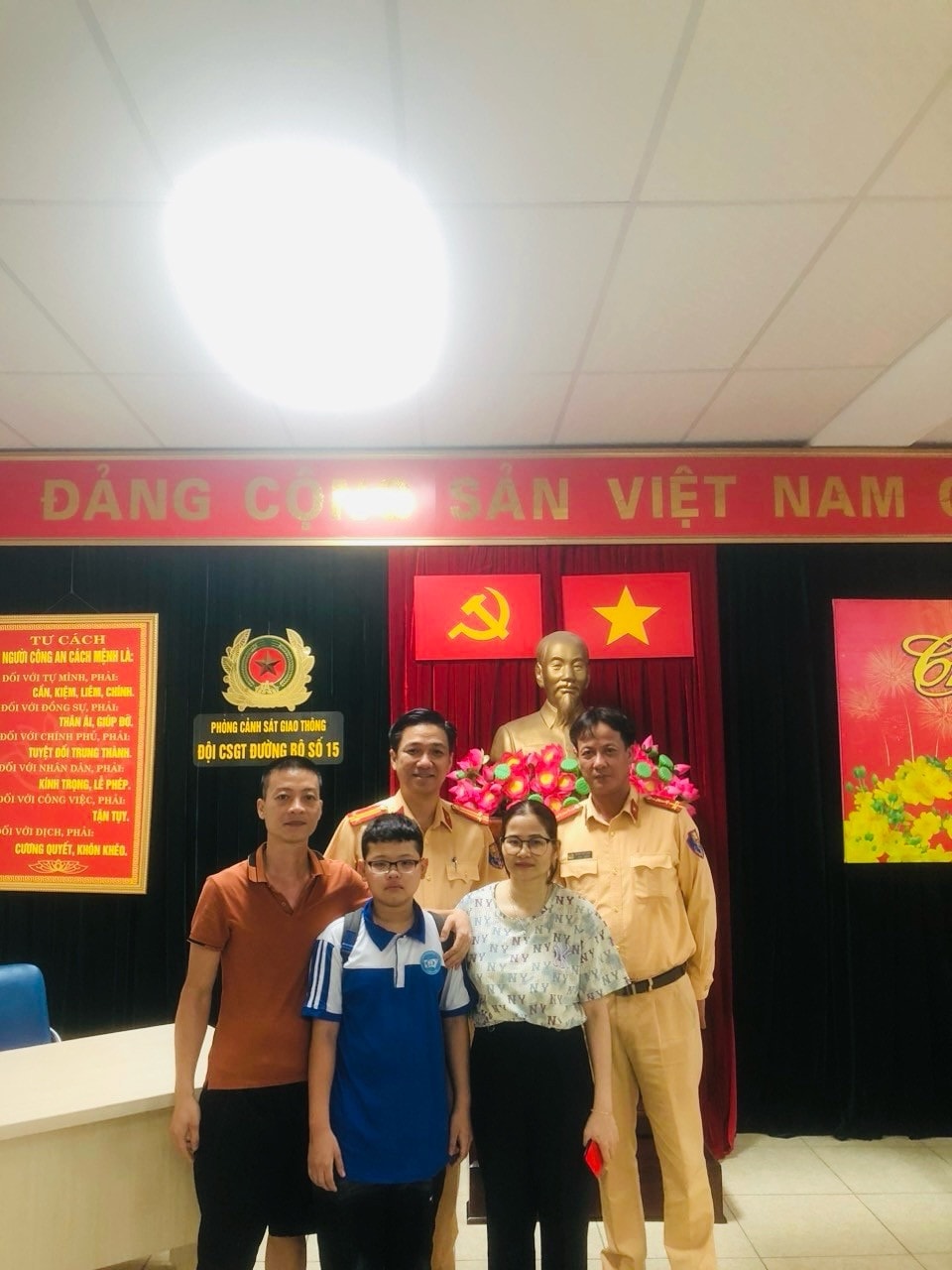 Cảnh sát giao thông kịp thời giúp cháu bé đi lạc từ Vĩnh Phúc lên Hà Nội -0