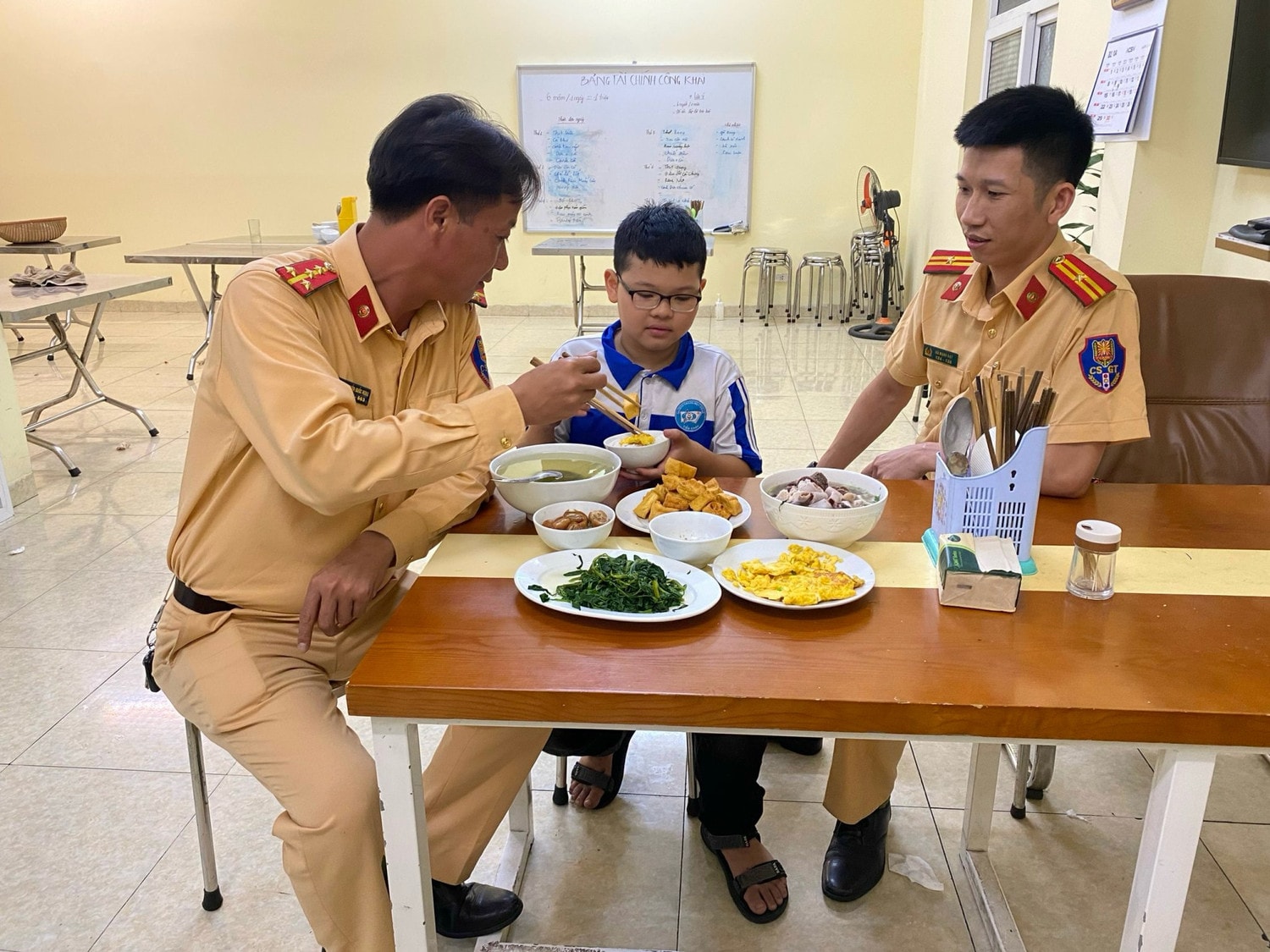 Cảnh sát giao thông kịp thời giúp cháu bé đi lạc từ Vĩnh Phúc lên Hà Nội -0