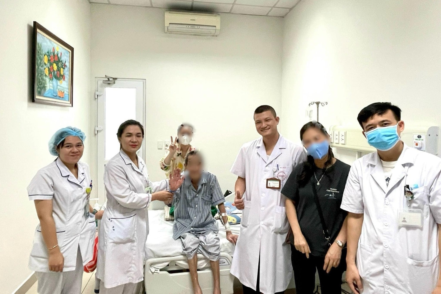 Nam bệnh nhân nôn ra gần 1 lít máu đen được cứu sống ngoạn mục -0
