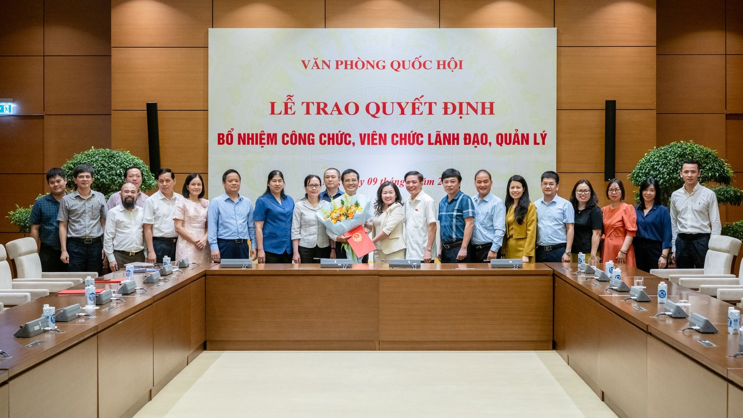 Tổng Thư ký Quốc hội, Chủ nhiệm Văn phòng Quốc hội Bùi Văn Cường trao quyết định bổ nhiệm công chức lãnh đạo, quản lý cấp Vụ -1