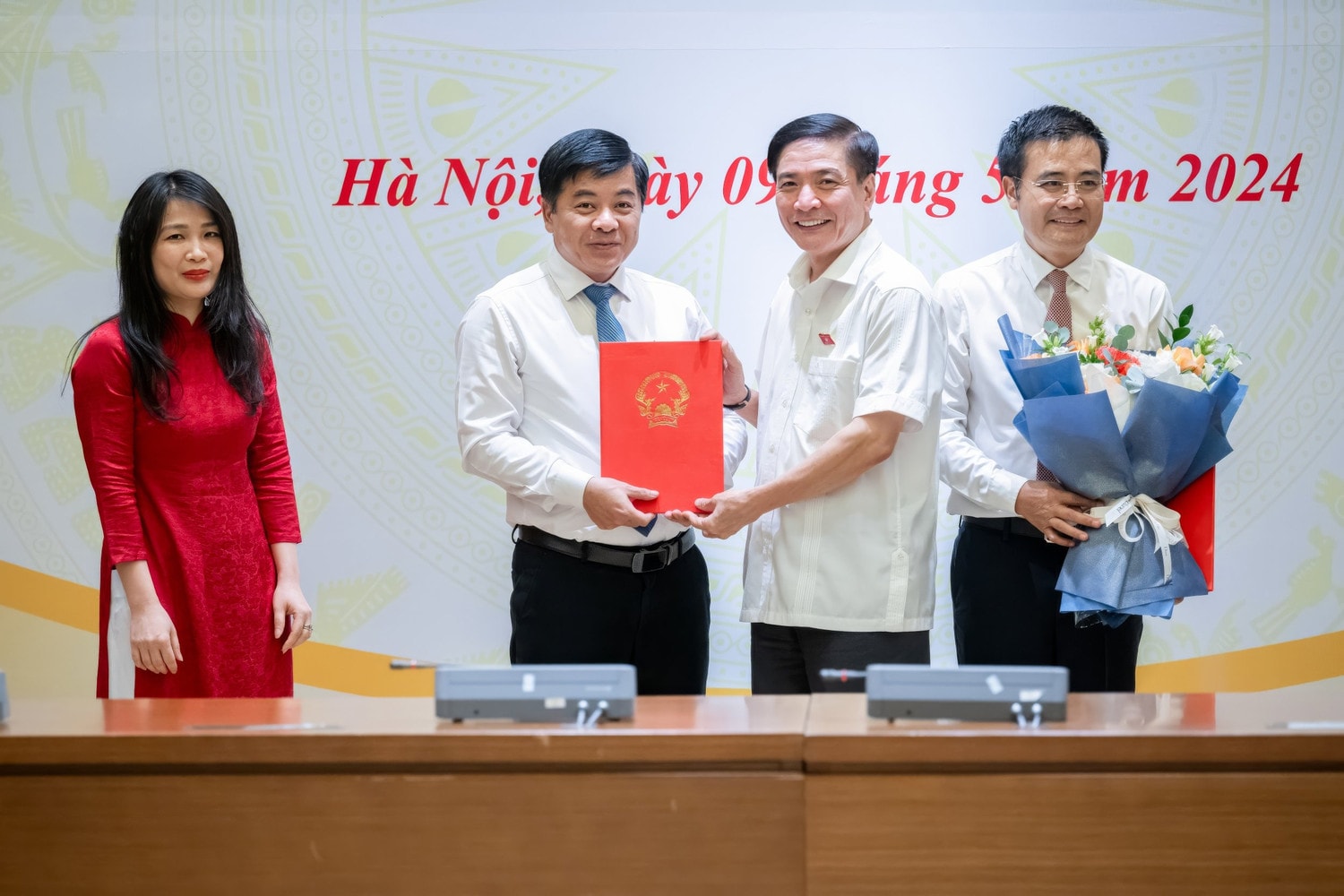 Tổng Thư ký Quốc hội, Chủ nhiệm Văn phòng Quốc hội Bùi Văn Cường trao quyết định bổ nhiệm công chức lãnh đạo, quản lý cấp Vụ -4