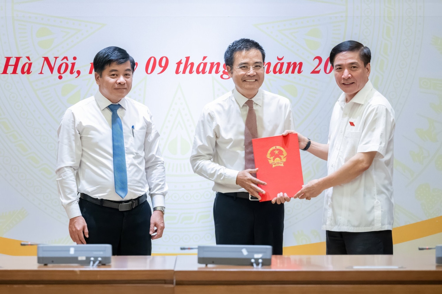 Tổng Thư ký Quốc hội, Chủ nhiệm Văn phòng Quốc hội Bùi Văn Cường trao quyết định bổ nhiệm công chức lãnh đạo, quản lý cấp Vụ -3