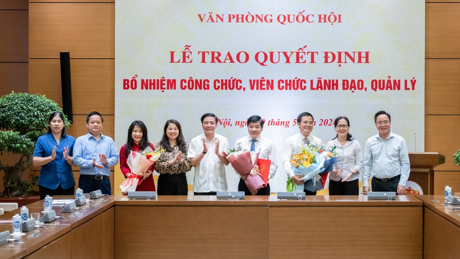 Tổng Thư ký Quốc hội, Chủ nhiệm Văn phòng Quốc hội Bùi Văn Cường trao quyết định bổ nhiệm công chức lãnh đạo, quản lý cấp Vụ -6
