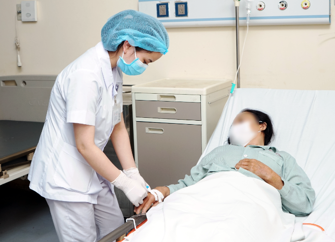 Bệnh viện E tiếp nhận, điều trị kịp thời bệnh nhân rò bàng quang nghiêm trọng -0