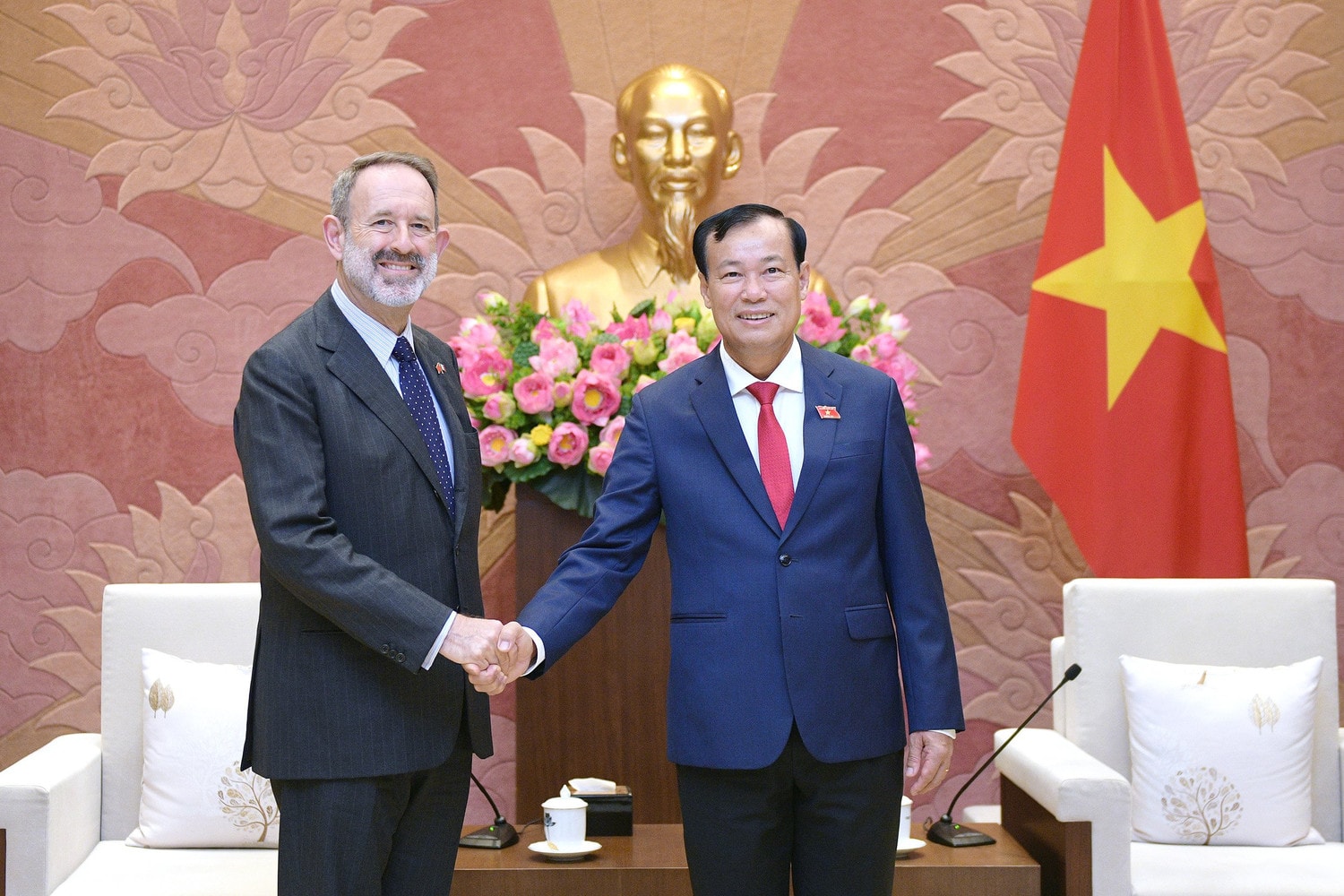 Chủ nhiệm Ủy ban Quốc phòng và An ninh Lê Tấn Tới tiếp Đại sứ Italia -2